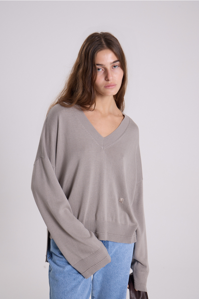 SWEATER V ALOE GRIS