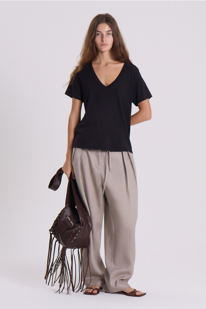 REMERA V PIGMEO NEGRO