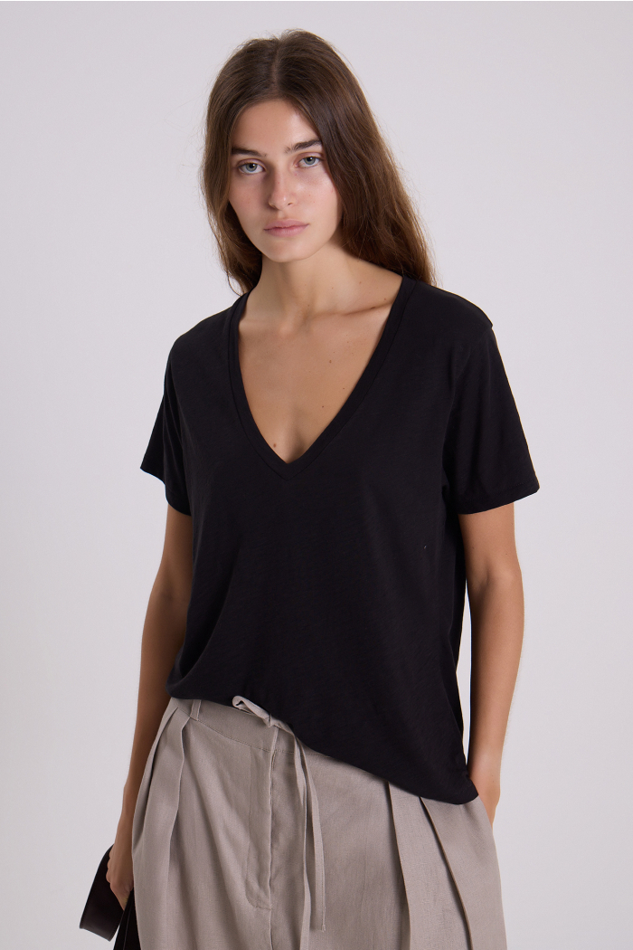 REMERA V PIGMEO NEGRO