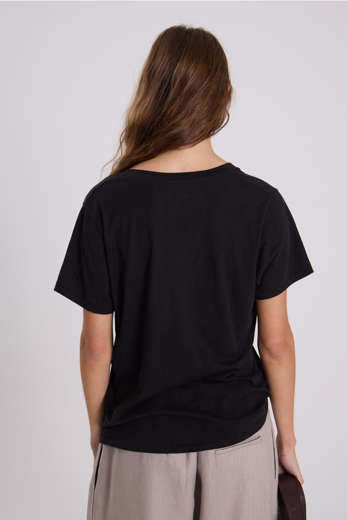 REMERA V PIGMEO NEGRO