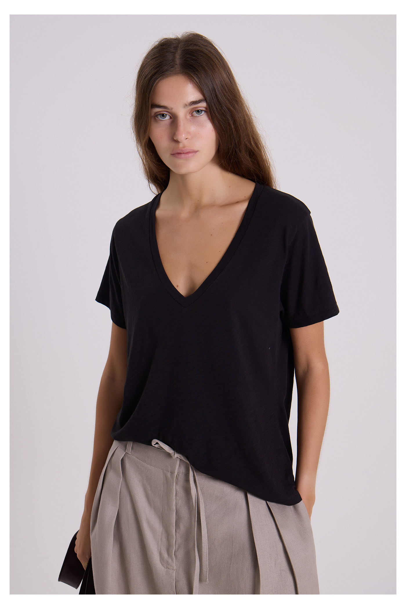 REMERA V PIGMEO NEGRO